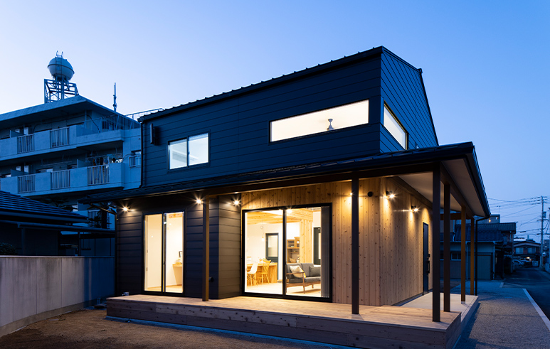 「ガルバ×レッドシダー」ステンレスキッチンのある男前HOUSE7